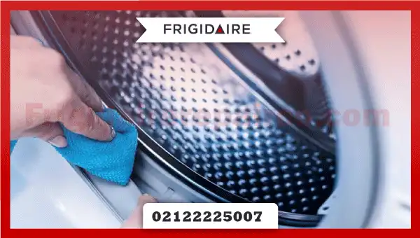 5- تمیز کردن لاستیک دور درب